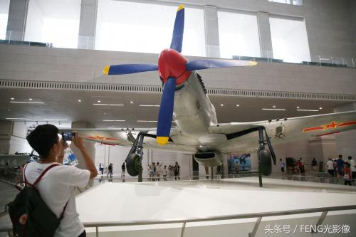 多架轰炸机、战斗机、歼击机亮相军博，一架被击落的美军无人机残骸同台展出