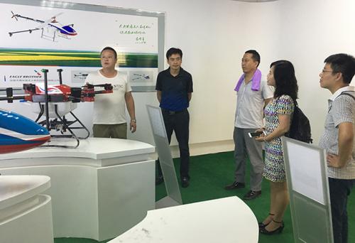 中国农业大学杨敏丽教授考察安徽天鹰兄弟植保无人机项目