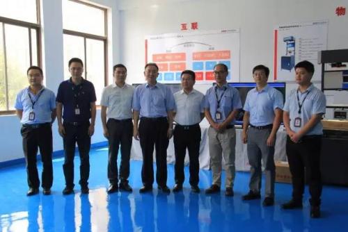 国家邮政管理局党组书记、局长马军胜率团参观海康威视产品展示厅