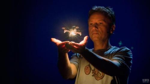 《我是未来》靠“黑科技”圈粉 高颜值的“无人机教父”火了