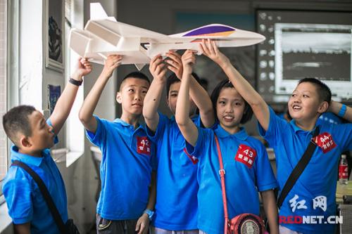 长沙雨花区“小创客”假期体验3D打印和无人机操作