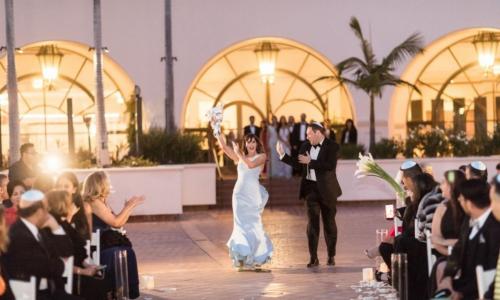 数据线捧花、无人机跟拍、App直播…虽然没请半个娱乐圈，这场“科技婚礼”也是赚足了眼球