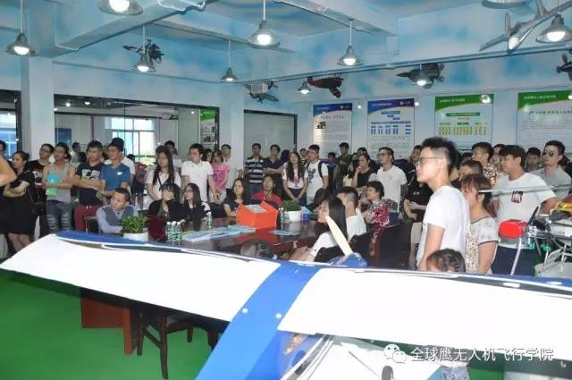 欢迎香港侨办和大学生一群参观全球鹰无人机飞行学院