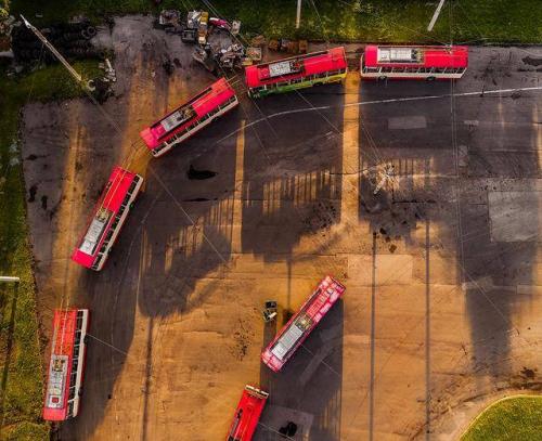 追逐动感与光影 用无人机给公交车拍成大片