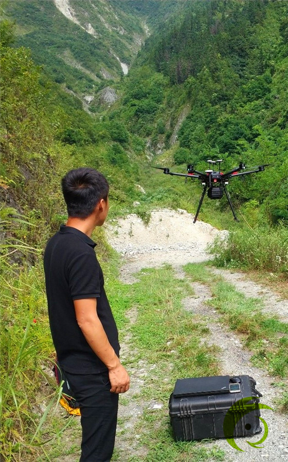 湖南科技大学暑期科技服务团在映秀镇使用无人机监测次生山地灾害