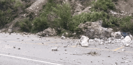 九寨沟地震现场｜无人机遭落石“袭击”，看它最后拍摄的影像