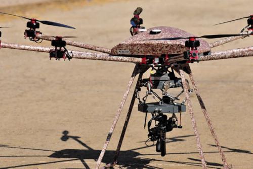 这只无人机厉害了 配备步枪可实现精确打击