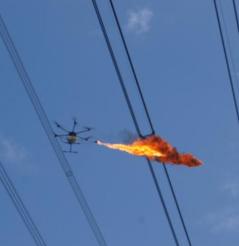 上海电网首用喷火无人机清除高压线飘挂物