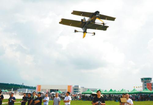具有“沈阳基因”的无人机进行表演