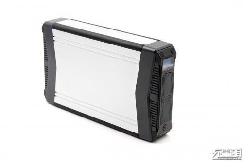 可以给无人机充电的移动电源亮相，性能实在强悍！