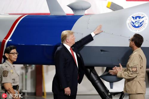 特朗普参观美国海关与边境保护局设备 触摸无人机与士兵握手