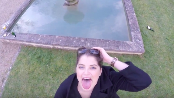女子追镜无人机自拍 一屁股跌入水池：画面笑疯