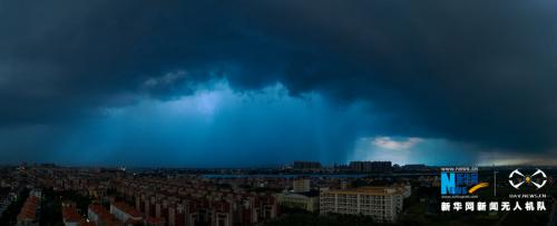 台风下无人机看城市上空风起云涌如电影大片