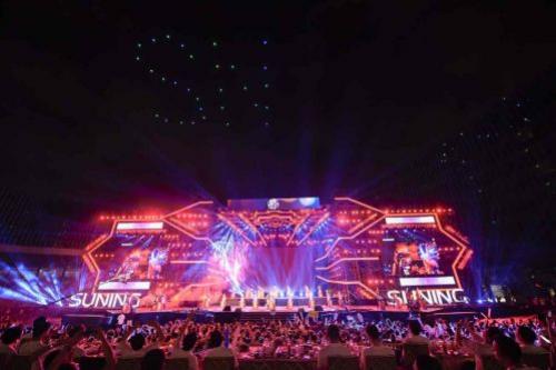 真会玩！苏宁总部上空30架无人机上演灯光秀太壮观