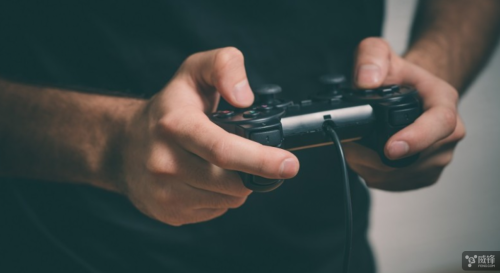 游戏玩家vs专业飞行员 谁更适合操控无人机