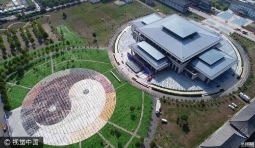 航拍5万人齐练太极拳 非洲小伙凑热闹