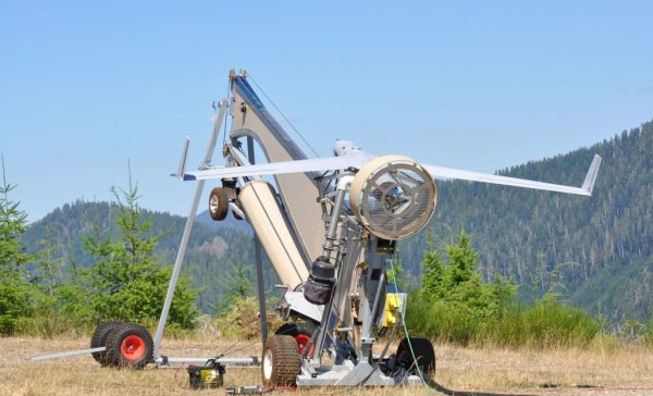 无人机从高空对抗野火