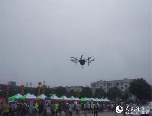 武汉一高校无人机助阵迎新 遥感专业老师展示"高科技"