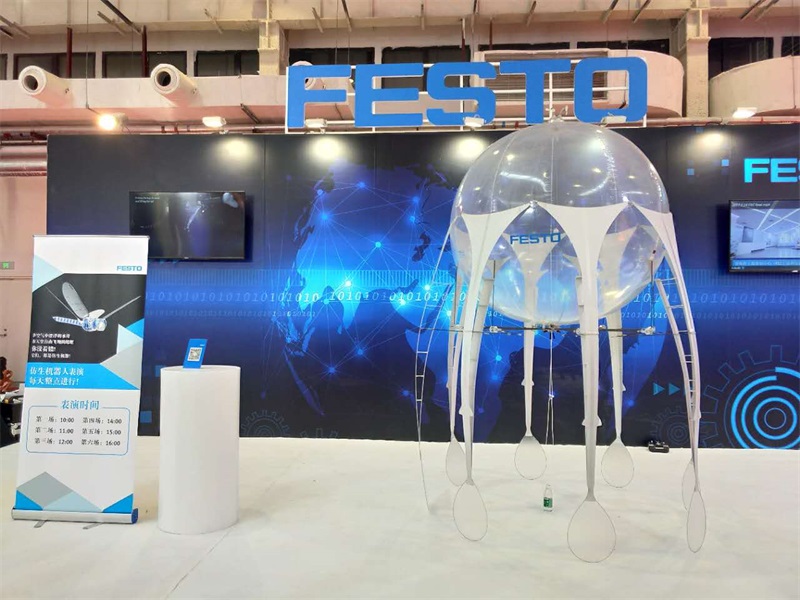 快看！室内有一只会飞的大型章鱼