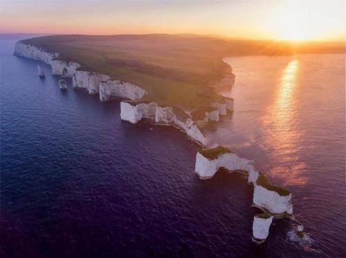 俯瞰优美海岸风光无人机视角的风光大片