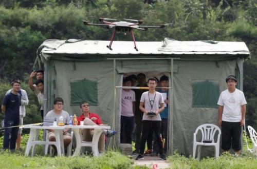 走进无人机培训学校 室内“打游戏”，室外考驾照