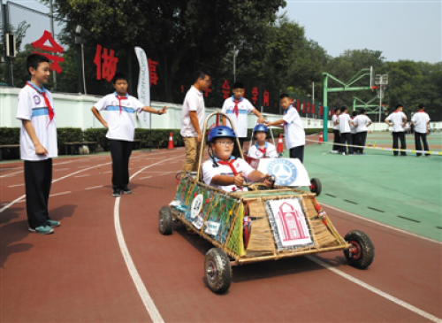 中小学花式开学哪家强：舞狮汉服无人机齐上阵