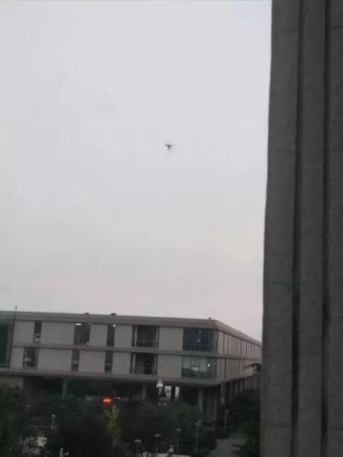 城会玩！店家万元购进无人机"空投"炸鸡