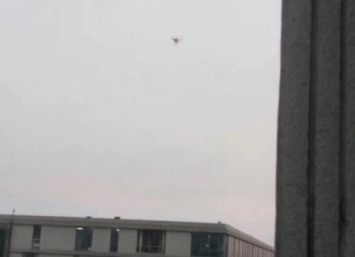 大学禁止外卖小哥送餐 炸鸡店老板用无人机空投