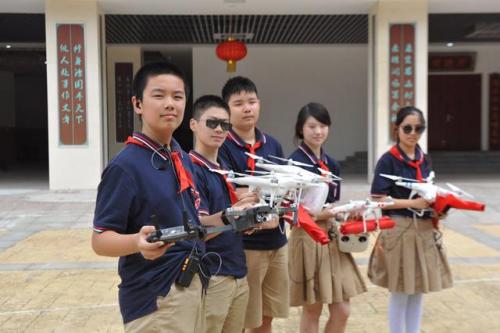 鼓楼实验中学开学典礼：学生操纵炫酷无人机助阵