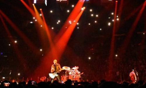 舞台上空炫酷耍帅的无人机群，他们是怎么控制的？