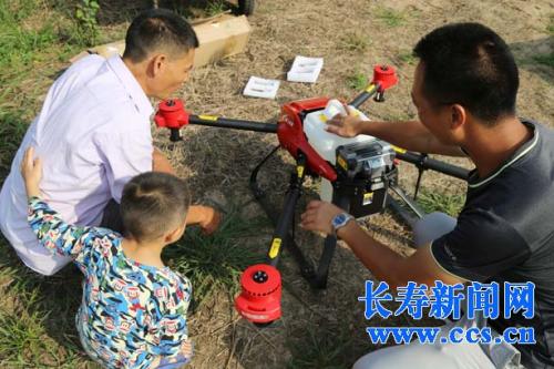 转动小机翼，无人机在田间掀起“洪荒”旋风……