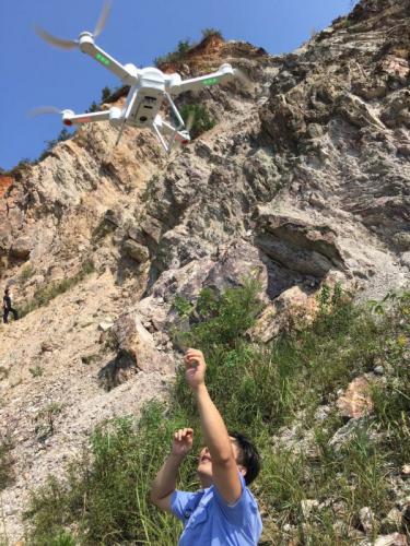 武汉：驴友被困百米绝壁空中呼救 民警巧搬无人机空降救命索