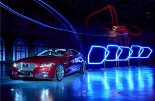 捷豹XJL无人机穿越飞行秀 一场精彩绝伦的空中对决