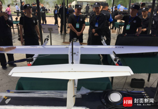 新鲜了！无人机沱江悬停空投救生衣