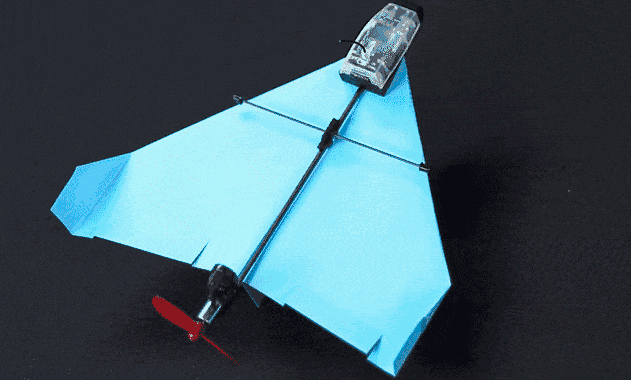 上万的无人机又怎样？这个纸飞机可以在空中打滚