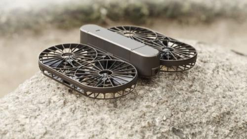 这款可折叠的无人机还能够在手上着陆