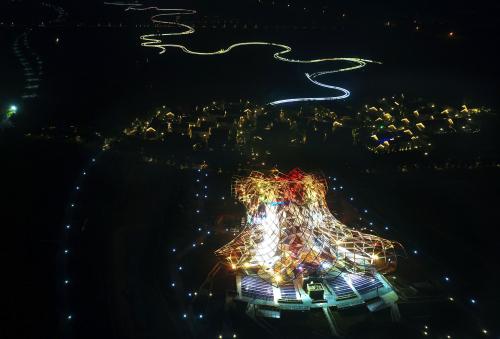宿迁衲田花海秀场昨晚亮彩灯 犹如航天飞船翱翔在银河星空