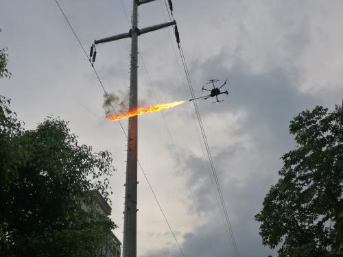 百色供电局喷火无人机顺利投入生产使用