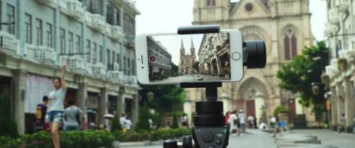 启动「逃离人海战术」，这对小情侣用60小时展开一场城市探索