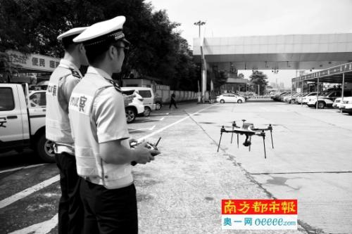 跟着交警出更 天上地下执勤