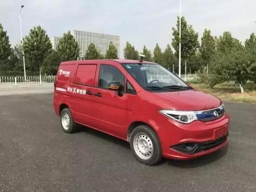 中国快递系统逆天了！京东无人货车亮相：已在指定路段开始路试