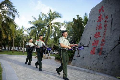 海南三亚首次使用无人机在景区“站岗”执勤 海上救生仅需2分钟