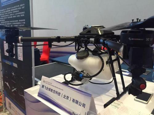 农民伯伯都用无人机喷农药了 你还在家折纸飞机？