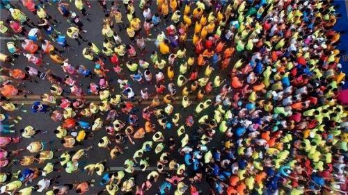 500架无人机助兴国际马拉松赛，惊艳上演"空中跑男"