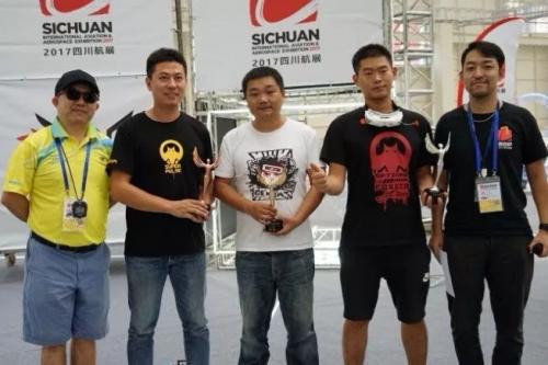 四川航展无人机FPV大师赛落幕 观众体验意念控制无人机