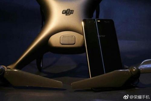 荣耀幻夜黑旗舰新机配上大疆精灵无人机，你无法想象的震撼！