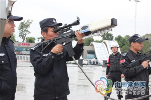 警方无人机反制枪亮相“西马”驱离无人机3架