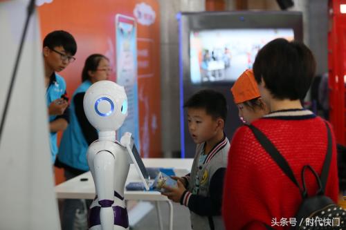 1部手机操控8台无人机《我是未来》科技展走进合肥 开启科技盛宴