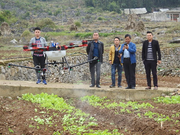黔西县利用无人机为万亩育苗施肥