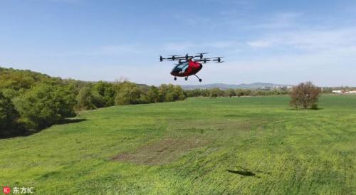 世界首个载人无人机完成试飞 “空中出租”实现在望